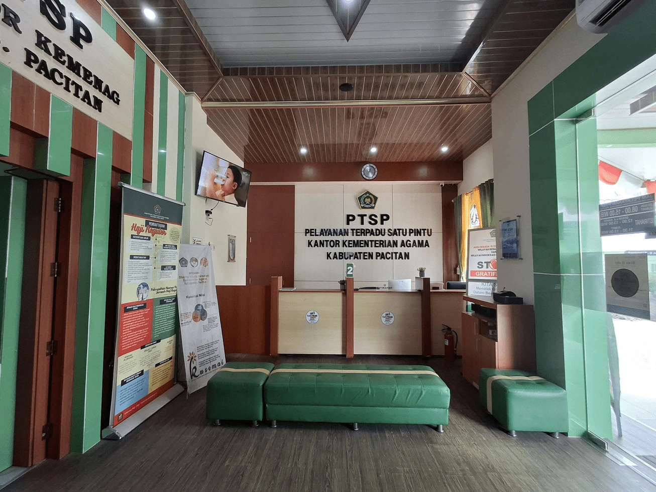 Petugas PTSP Kemenag Pacitan